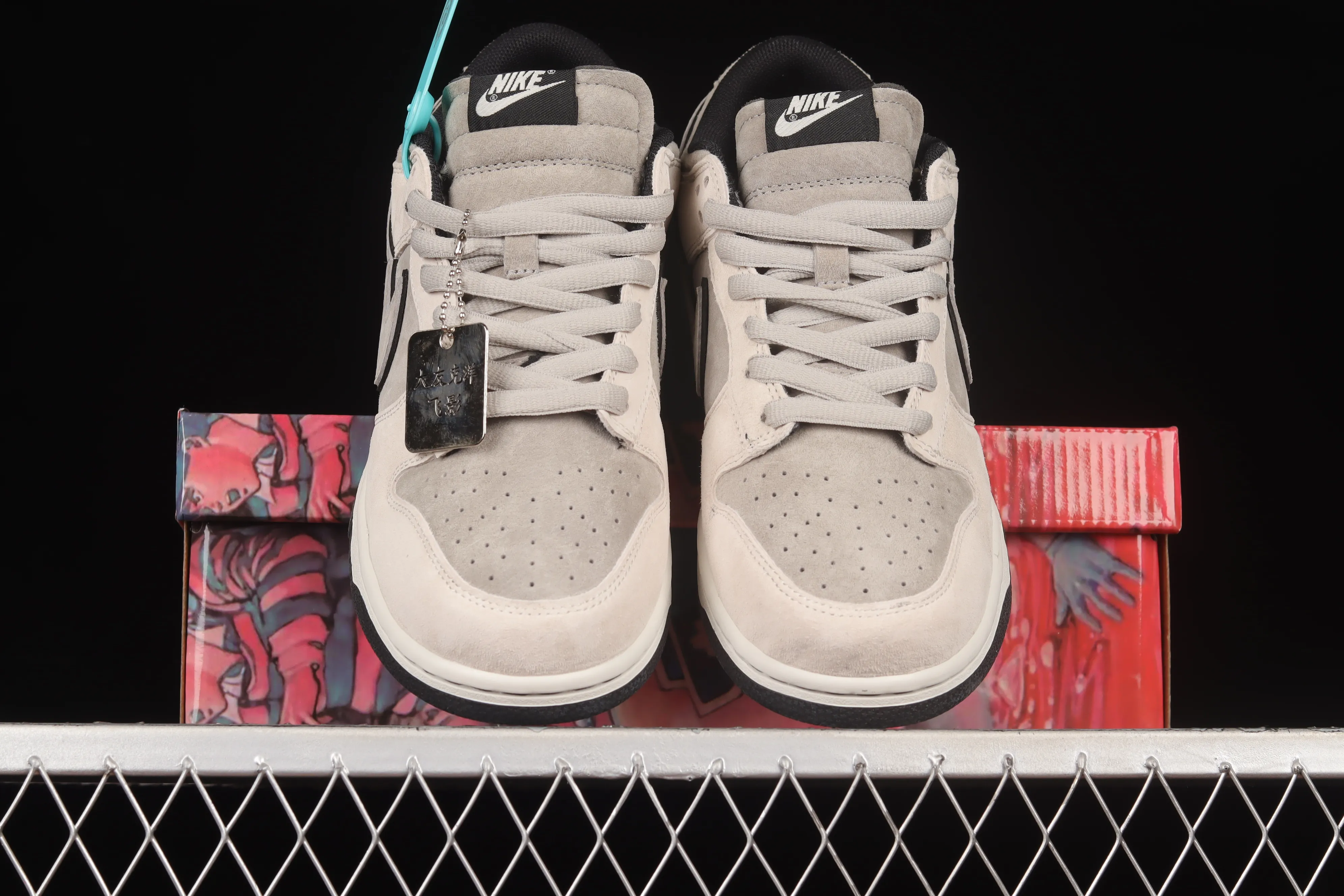 All Categories Nk SB Dunk Series Nk SB Dunk Low Low-top sneakers F version Otomo Katsuhiro x NK SB Dunk Low "Steamboy OST" Otomo Katsuhiro co-branded SB low-top sports and leisure sneakers LF0039-006